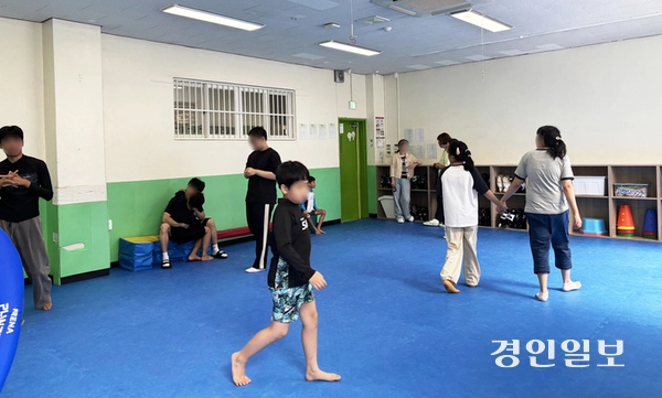 9일 오전 수원시 정자동 동남보건대 노송관에 위치한 ‘한국아동발달 사회적협동조합’에서 발달장애인들이 활동하고 있다. 2026.9.9 /이영지기자 bbangzi@kyeongin.com