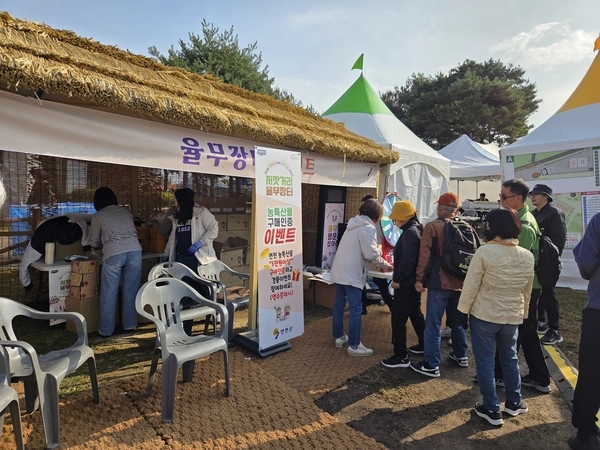 지난해 열린 연천율무축제을 방문한 관광객들이 율무장터 이벤트 행사에 참여하고 있다.2026.9.4/연천군 제공