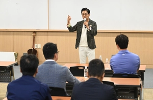 [포토] 경인일보 미래사회포럼 강연하는 배동성