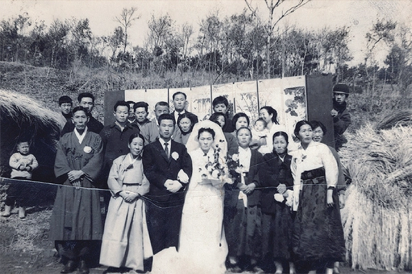 집 앞에서 병풍을 치고 결혼식을 올린 임병미씨 부모님. /임병미씨 제공