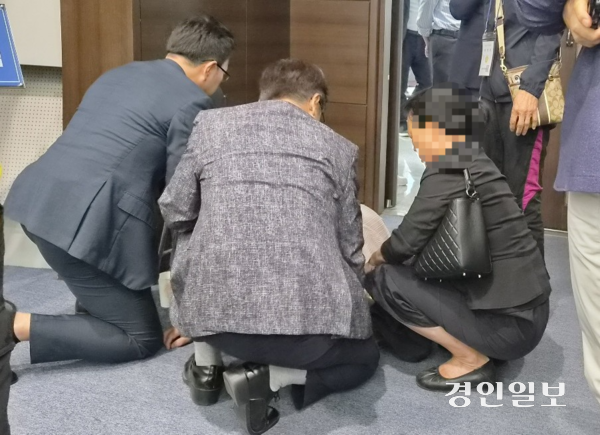 10일 광주시의회에서 광주역세권2 공공주택지구에 관한 시정질문 답변이 이뤄진 가운데 방청을 위해 참석한 토지주가 쓰러져 조치를 하고 있다. 2026.9.10 광주/이윤희기자·flyhigh@kyeongin.com