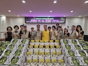 한국마사회 인천부평지사, 부평4동 ‘떡국한입, 과일두입’ 기부물품 전달