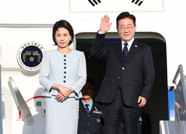 프랑스 국빈 방문 일정을 마친 이재명 대통령과 김혜경 여사가 9일(현지시간) 파리 오를리 공항 공군1호기에서 환송객에게 인사하고 있다. 2026.9.10 /연합뉴스