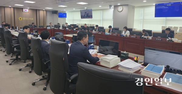 경기도의회 경기도청예산결산특별위원회는 11일 회의를 열고 2026년도 제2회 추가경정예산안에 대한 총괄 심의를 진행했다. 2026.9.11 /한규준기자 kkyu@kyeongin.com