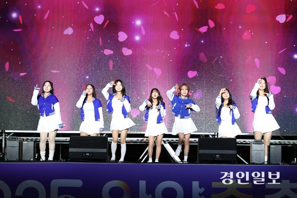 올해 안양춤축제에서는 청소년 및 일반부문 본선에 진출한 12개 댄스팀이 실력을 겨루는 ‘안양 크라운컴페티션’ 무대가 펼쳐진다. 사진은 지난해 안양춤축제 폐막식 무대에 오른 연성대 댄스팀의 공연 모습.  /안양시 제공
