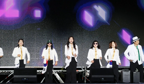 올해 안양춤축제에서 새롭게 선보이는 ‘댄스무비데이’에서는 셔플댄스 무대가 영화와 어우러진다. 사진은 지난해 춤축제 폐막공연 중 셔플댄스 무대. /안양시 제공