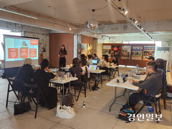 11일 오후 인천 제물포구 경동의 한 교육장에서 ‘강화군 청년 로컬크리에이터 육성 지원사업’에 참여하고 있는 청년 창업가가 사업계획을 발표하고 있다. 2026.9.11 /유진주기자 yoopearl@kyeongin.com