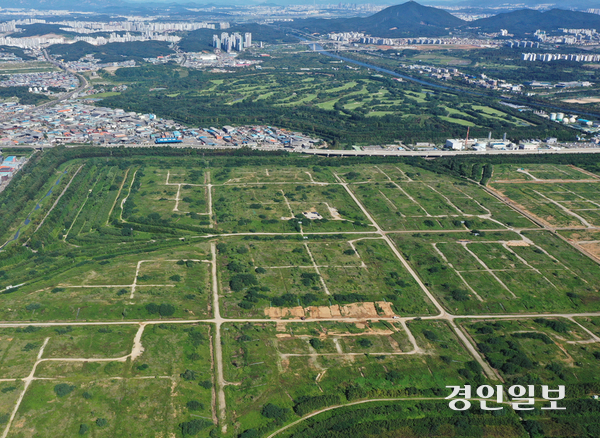 수도권매립지 제2매립장은 2010~2018년 8천만t의 폐기물을 매립하고 사용 종료됐다. 사진은 지난 4일 오후 인천시 검단구 수도권매립지 제2매립장. 2026.9.4 /조재현기자 jhc@kyeongin.com