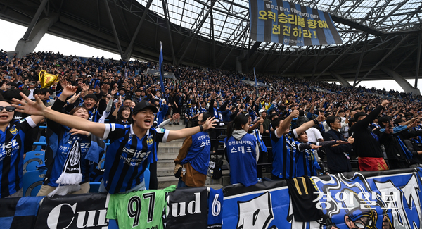 인천유나이티드가 지난해 10월 26일 인천축구전용경기장에서 열린 경남FC와의 하나은행 K리그2 2025 36라운드 홈경기에서 3-0 승리로 조기 우승을 확정지은 뒤 홈팬들이 환호하고 있다. 2025.10.26 /조재현기자 jhc@kyeongin.com