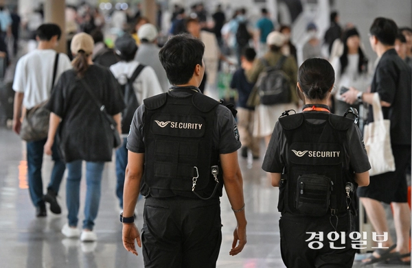 지난 11일 오후 인천국제공항 1여객터미널 출국장에서 보안요원들이 근무를 서고 있다. 2026.9.11 /조재현기자 jhc@kyeongin.com