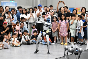 [포토] 로봇 산업 춤추는 수원