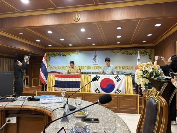 지난해 백학중 관계자가 태국을 방문해 논타부리 허왕학교와 국제교류 협약을 체결하고 있다. /백학중 제공