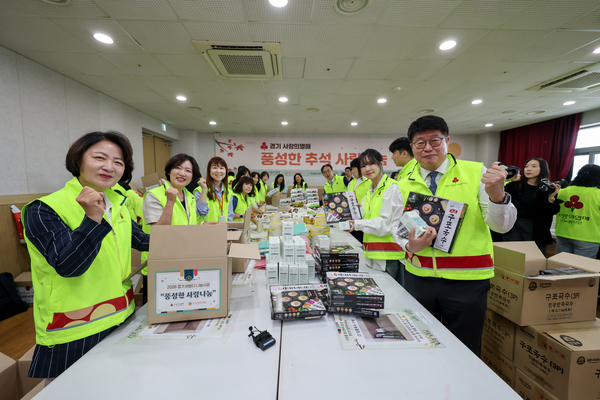 경기사랑의열매가 추미애(사진 왼쪽) 경기도지사를 명예회장으로 추대했다. /경기사랑의열매 제공