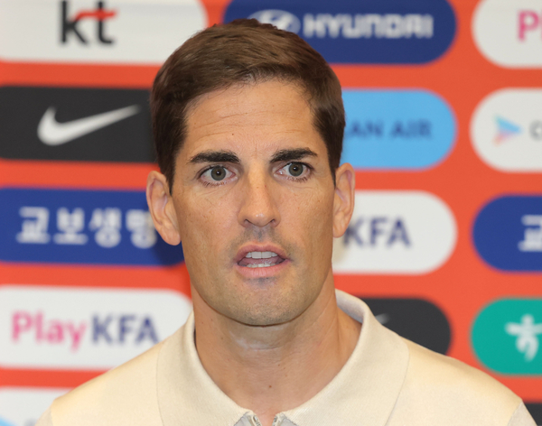 축구 국가대표팀 ‘임시 사령탑’으로 선임된 로베르트 모레노 감독이 13일 인천국제공항 제1여객터미널을 통해 입국해 취재진 질문에 답변하고 있다. 2026.9.13 /연합뉴스