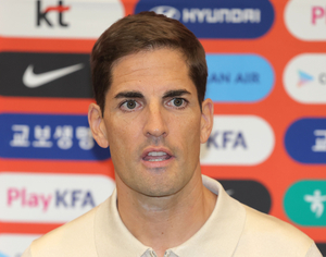 축구 ‘임시 사령탑’ 모레노 입국… “한국 감독직 누구에게나 영광”