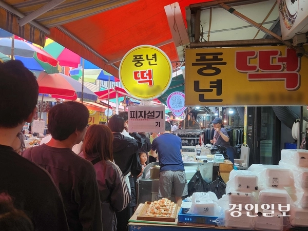 14일 오전 9시 30분께 인천 부평구 부평종합시장. SNS에서 ‘피자설기’로 유명해진 한 떡집 앞에 대기 줄이 길게 늘어서 있다. 2026.9.14 /유진주 기자 yoopearl@kyeongin.com