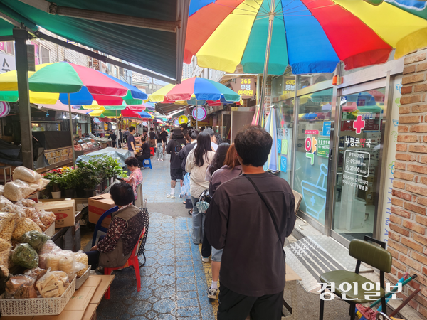 14일 오전 9시 30분께 인천 부평구 부평종합시장. SNS에서 ‘피자설기’로 유명해진 한 떡집 앞에 대기 줄이 길게 늘어서 있다. 2026.9.14 /유진주 기자 yoopearl@kyeongin.com