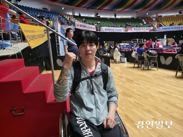 장영진이 14일 제주도 한라체육관에서 열린 제46회 전국장애인체육대회  남자 단식 CLASS 3 결승에서 2관왕을 달성한 뒤 기념 촬영을 하고 있다. 2026.9.14 제주/이영선기자 zero@kyeongin.com