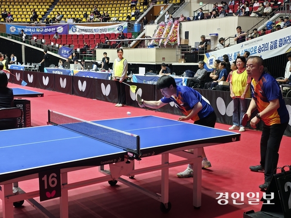 14일 제주도 한라체육관에서 열린 제46회 전국장애인체육대회 남자 복식 체급 총합14에 출전한 이종수(왼쪽)·엄기홍이 서울 대표팀을 상대로 경기하고 있다. 2026.9.14 제주/이영선기자 zero@kyeongin.com