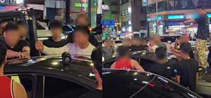 ‘밈’ 따라 본인 차량 뚫은 외국인… 인천 함박마을 주민 불안