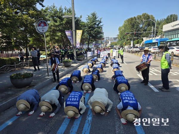 안성 농민과 고삼면 주민들이 15일 내혜홀광장에서 SK하이닉스 용인 반도체 오폐수 고삼저수지 직방류 반대 집회를 개최했다. 2026.9.15 안성/민웅기기자 muk@kyeongin.com