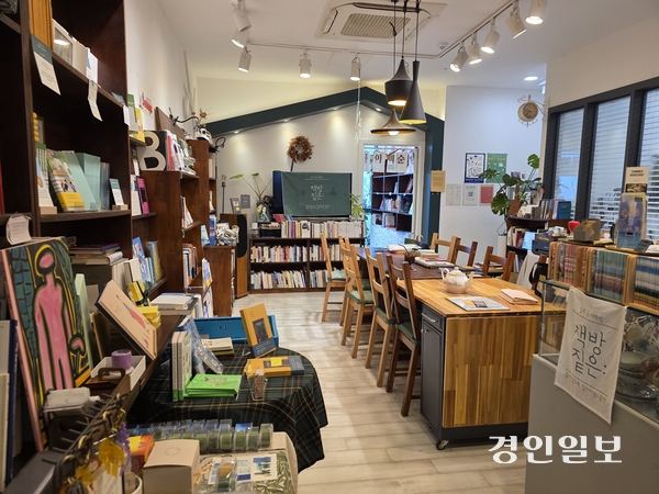 ‘책방 짙은’의 내부 모습. 책방은 책방지기의 취향이 담겨 분야별로 공간이 꾸며져 있다. 2026.9.17 /구민주기자 kumj@kyeongin.com