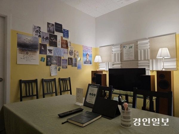 ‘책방 짙은’의 내부 모습. 책방은 책방지기의 취향이 담겨 분야별로 공간이 꾸며져 있다. 2026.9.17 /구민주기자 kumj@kyeongin.com