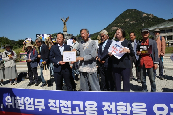 16일 서울 청와대 분수대 앞에서 학계·노동·법조·언론·문화예술계 등 각계 원로들이 HL만도 평택공장 故김승모씨 사망사고의 진상규명과 책임자 처벌, 위험업무 직접고용 전환 등을 요구하는 기자회견을 열고 있다. 2026.9.16 /백기완노나메기재단 제공
