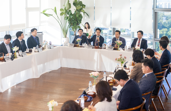 경기도교육청 청사를 나온 교육감… 현장 ‘3주체’와 해법 찾는다