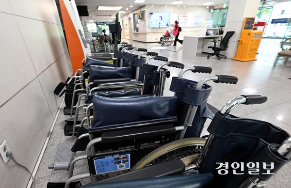 2년 연속 임금체불 위기에 놓이는 등 만성 재정난에 시달리는 경기도의료원의 재정건전성이 더욱 악화 될 수 있다는 우려가 나오고 있다. 사진은 20일 경기도의료원 수원병원 모습. 2026.9.20 /임열수기자 pplys@kyeongin.com