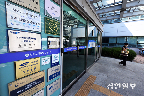 2년 연속 임금체불 위기에 놓이는 등 만성 재정난에 시달리는 경기도의료원의 재정건전성이 더욱 악화 될 수 있다는 우려가 나오고 있다. 사진은 20일 경기도의료원 수원병원 모습. 2026.9.20 /임열수기자 pplys@kyeongin.com