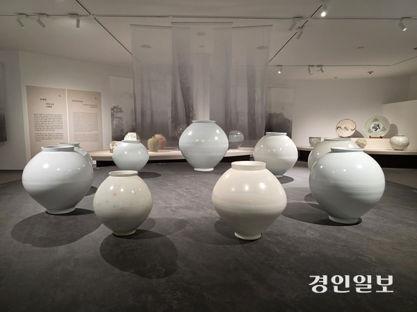 2026 경기도자비엔날레의 특별전 ‘우리 시대 도예 명장’ 전시 모습. 2026.9.21 /구민주기자 kumj@kyeongin.com