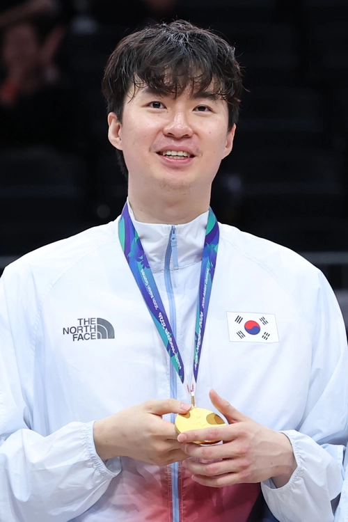 20일 일본 나고야 아이치 인터내셔널 아레나에서 열린 2026 아이치·나고야 아시안게임 남자 농구 금메달을 획득한 대한민국 이현중이 시상대에 올라 금메달을 걸고 미소짓고 있다. 2026.9.20 /연합뉴스