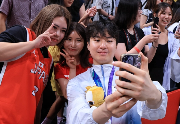 20일 일본 나고야 아이치 인터내셔널 아레나에서 열린 2026 아이치·나고야 아시안게임 남자 농구 시상식. 한국 이현중이 시상식 후 팬들과 사진을 찍고 있다. 2026.9.20 /연합뉴스