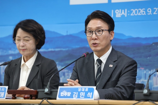 더불어민주당 김민석 대표가 21일 오전 경기도 의정부시 경기도북부청사에서 열린 제16차 경기 최고위원회의에서 발언하고 있다. 왼쪽은 추미애 경기도지사. 2026.9.21 /연합뉴스
