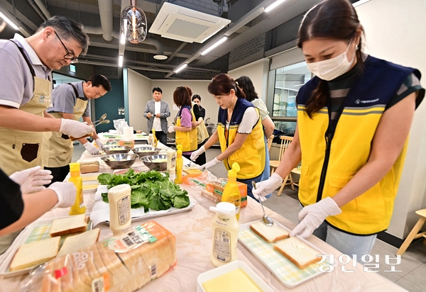 22일 오후 인천시 부평구 유유자적 공유주방에서 부평구자원봉사센터 소속 세계시민다별봉사단원과 부평중소기업협의회원들이 추석을 맞아 취약계층 아동에게 전달할 간식을 만들고 있다. 2026.9.22 /조재현기자 jhc@kyeongin.com