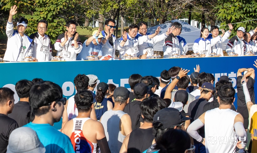 2026 인천 송도국제마라톤대회가 열린 20일 내빈들이 참가자들에게 인사를 건네고 있다. 개회식에는 박찬대 인천시장, 도성훈 인천시교육감, 이재호 연수구청장, 이상곤 연수구의회 의장, 송영길·정일영·배준영 국회의원, 이인재 인천대 총장, 이형훈 보건복지부 차관, 이강구·조민경·정채훈 인천시의원, 이규생 인천시체육회장, 김종철 인천경제청장 등이 참석했다. 2026.9.20 /취재팀