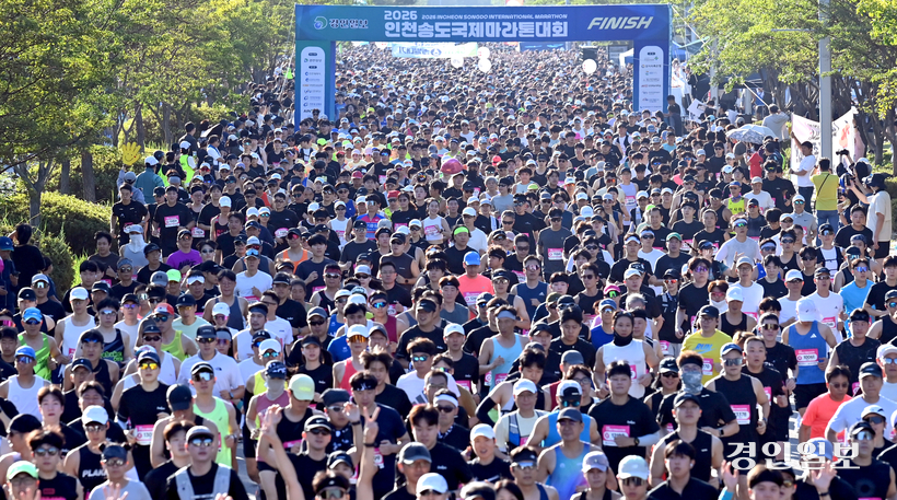 2026 인천 송도국제마라톤대회가 열린 20일 인천대학교 송도캠퍼스 정문앞 스타트라인에서 참가자들이 힘차게 출발하고 있다. 2026.9.20 /취재팀