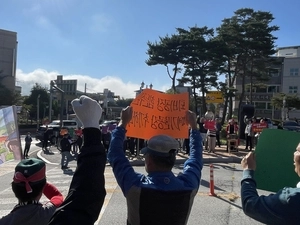 “퇴비 악취에 슬러지까지” 반대 피켓 든 가평 두밀리 주민들