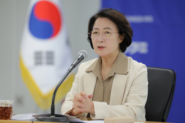 “하루이자 4억… 대선용 긴축 아냐”
추미애 지사 ‘재정난 해명’ 생중계