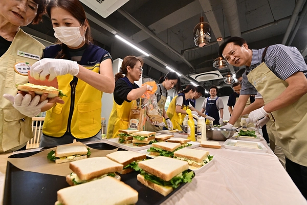 조리대 선 외국인들, 취약층 아동에 따뜻한 추석 밥상