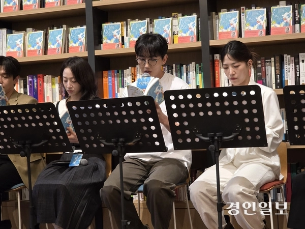 뮤지컬 ‘이끼숲’에 참여하는 이주순 배우가 소설을 낭독하고 있다.  /구민주기자 kumj@kyeongin.com