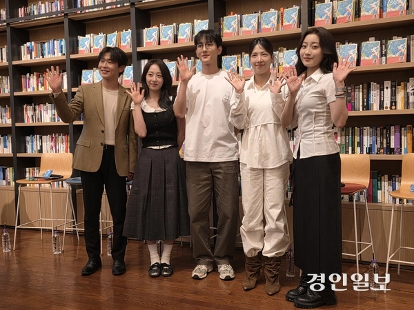 뮤지컬 ‘이끼숲’에 참여하는 송유택·전혜주·이주순·정다예·윤지우 배우가 포토타임을 갖고 있다. /구민주기자 kumj@kyeongin.com