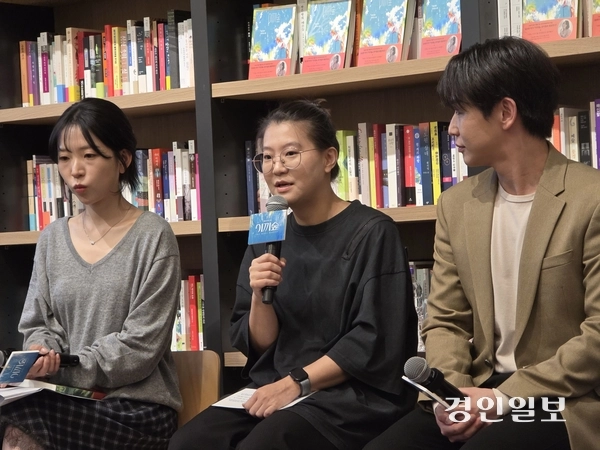 뮤지컬 ‘이끼숲’ 미디어 쇼케이스에서 오루피나 연출이 작품에 대한 생각을 말하고 있다.  /구민주기자 kumj@kyeongin.com