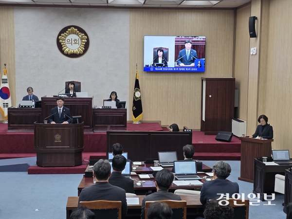 김보라 안성시장이 안태호 시의원의 뇌물수수 사건과 관련된 시정질의에 ‘TF팀 구성해 특별감사를 실시하겠다’는 입장을 밝혔다. 2026.9.23 안성/민웅기기자 muk@kyeongin.com