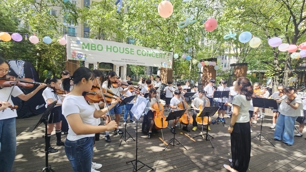 용인 매봉초등학교 학생들이 오케스트라 활동을 하고 있다. /용인교육지원청 제공