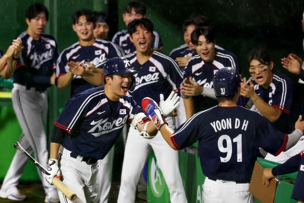 27일 일본 아이치현 도요하시 시민구장에서 열린 2026 아이치·나고야 아시안게임 결승 한국과 일본의 경기. 2회초 무사 2루 한국 문현빈이 1타점 적시타를 치자 홈으로 들어온 주자 윤동희가 동료들의 격려를 받고 있다.  2026.9.27 /도요하시=연합뉴스