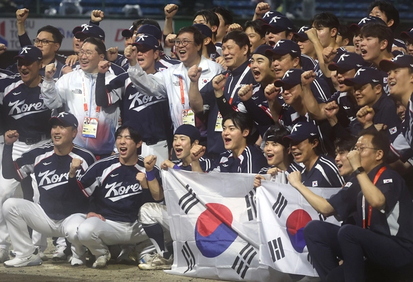 27일 일본 아이치현 도요하시 시민구장에서 열린 2026 아이치·나고야 아시안게임 결승 한국과 일본의 경기. 승리하며 금메달을 획득한 한국 선수들이 기념촬영을 하고 있다. 2026.9.27 /도요하시[일본]=연합뉴스