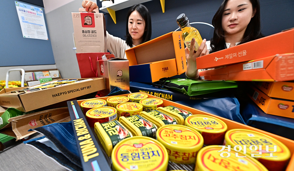 29일 오전 인천시 미추홀구 인천종합사회복지관에서 관계자들이 기부받은 명절선물세트를 확인하고 있다. 2026.9.29 /조재현기자 jhc@kyeongin.com