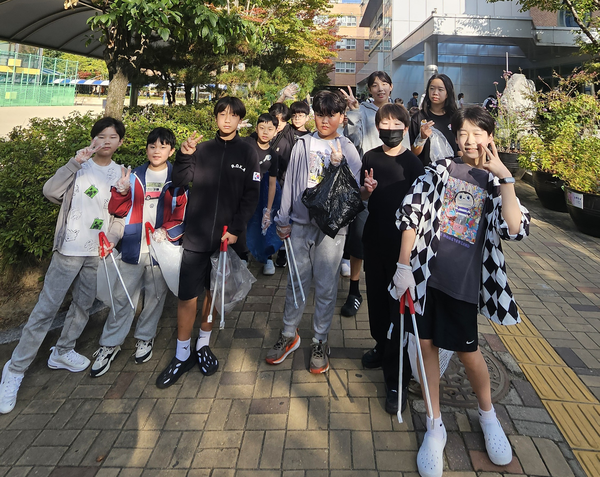 용인 신봉초등학교 자치회기 29일 ‘보물찾기 플로깅 DAY‘를 개최했다. 학생들은 자율적인 플로깅 활동을 통해 환경을 지키고 체력도 향상시키고 있다는 평가다. /용인 신봉초 제공
